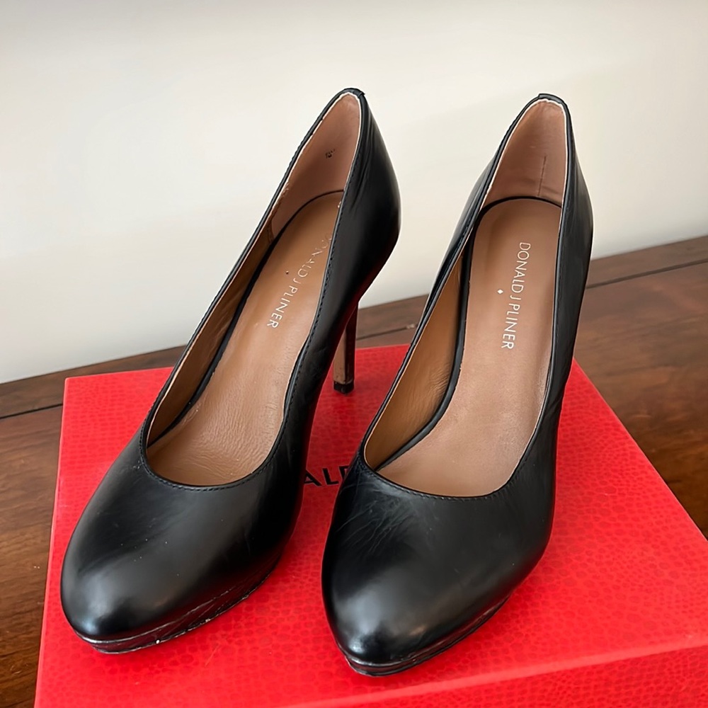 Donald J Pliner Black Pumps